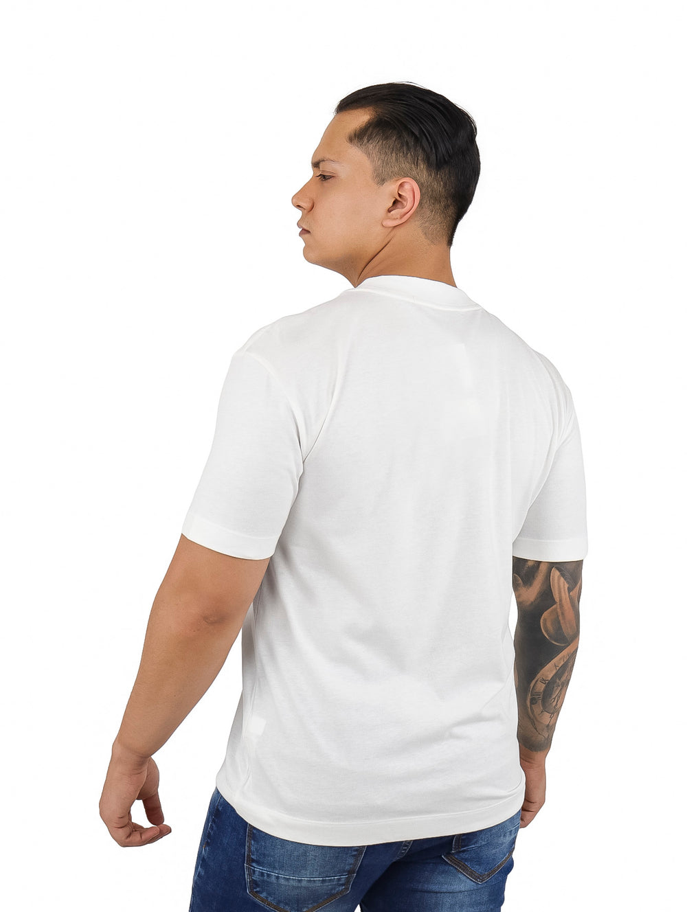Hombre vistiendo una camiseta blanca de manga corta Calvin Klein con estampado en el pecho.