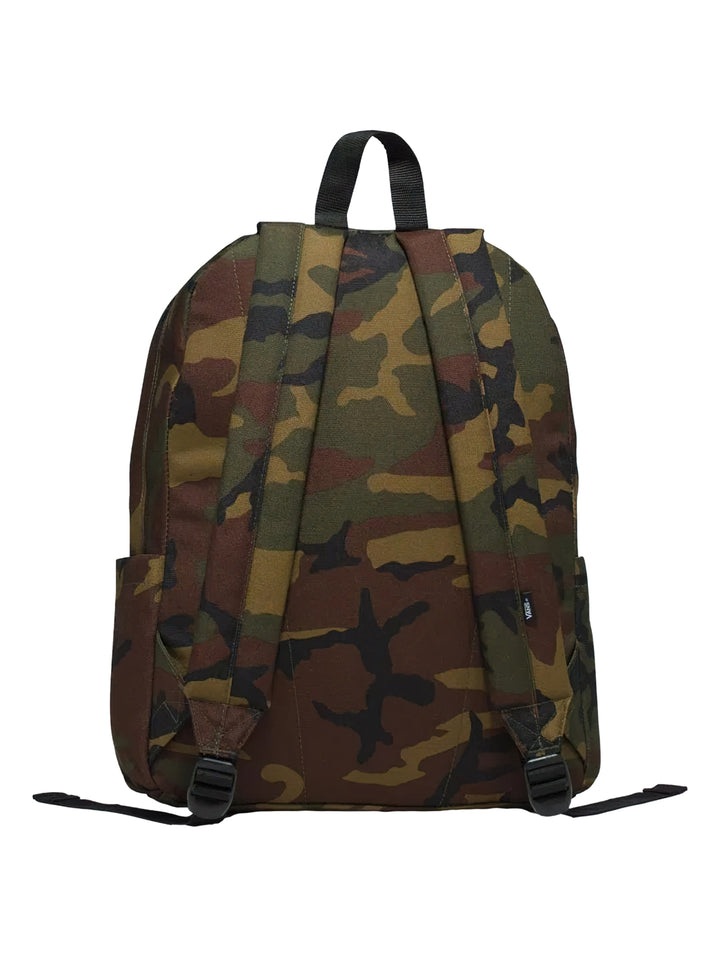 Mochila escolar VANS con estampado de camuflaje en tonos verdes y cafés, con un bolsillo frontal y asa superior.