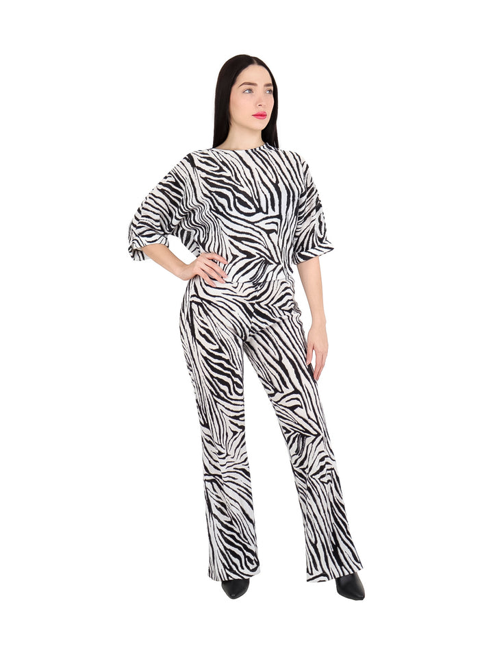 Mujer vistiendo un conjunto de dos piezas con estampado de cebra en colores blanco y negro.