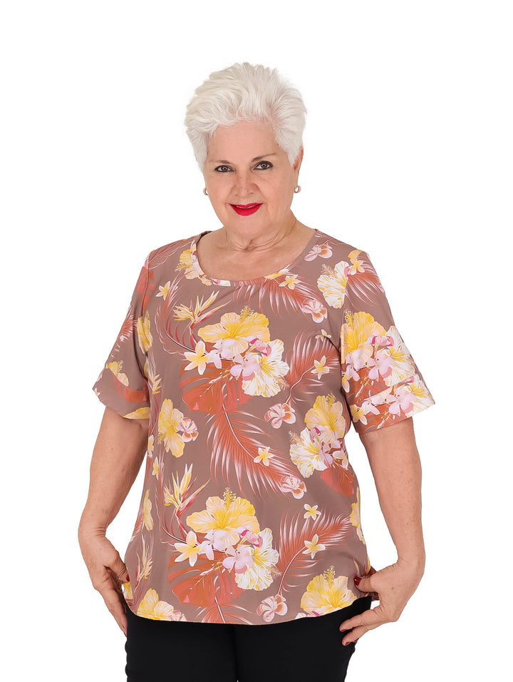 Blusa de manga corta color mauve con estampado floral en tonos amarillos y blancos.