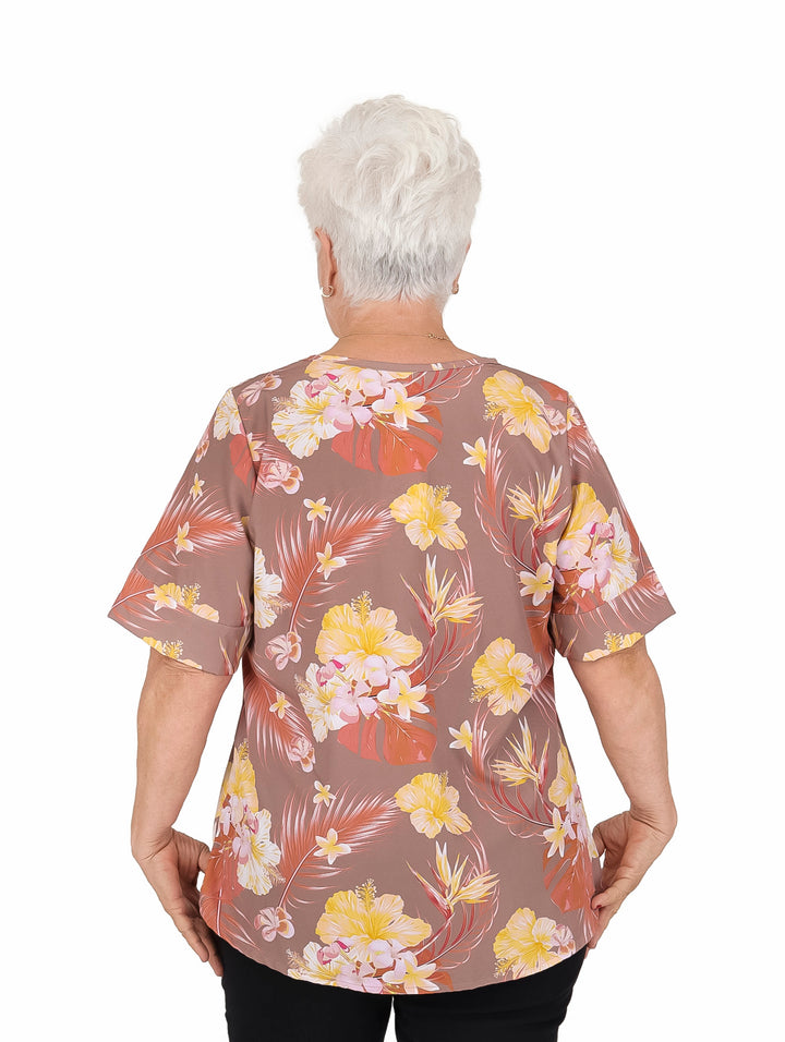 Blusa de manga corta color mauve con estampado floral en tonos amarillos y blancos.