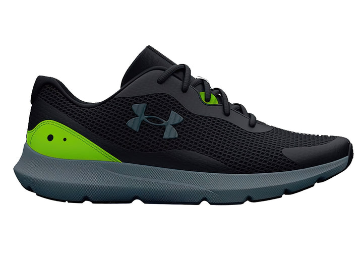 Zapato deportivo Under Armour color negro con detalles en verde neón y suela gris oscuro.