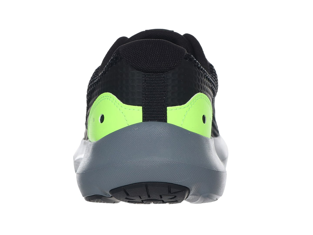 Zapato deportivo Under Armour color negro con detalles en verde neón y suela gris oscuro.