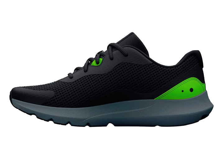 Zapato deportivo Under Armour color negro con detalles en verde neón y suela gris oscuro.