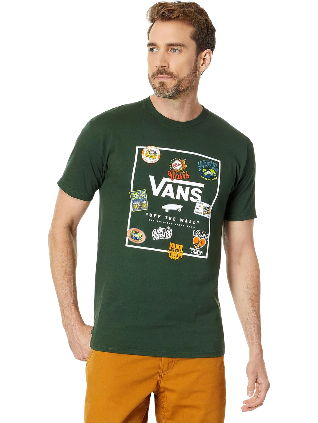 Camiseta verde de manga corta con estampado rectangular blanco de VANS en el pecho.