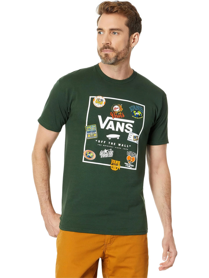 Camiseta verde de manga corta con estampado rectangular blanco de VANS en el pecho.