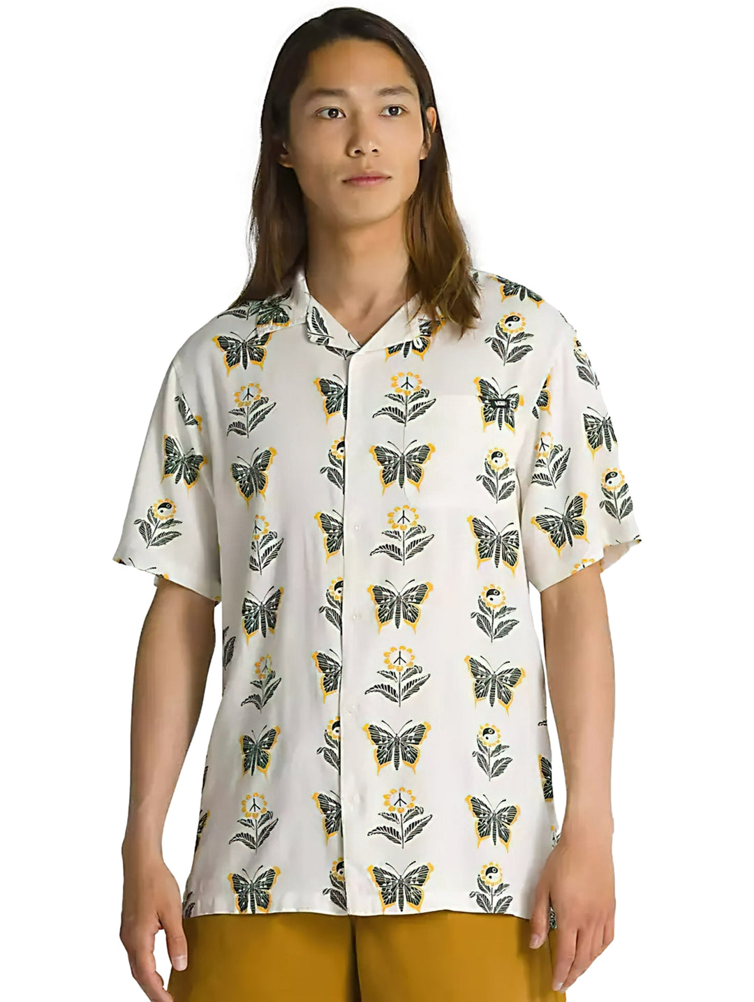 Camisa Vans color blanco antiguo con estampado de mariposas y flores en tonos amarillo y negro, manga corta.