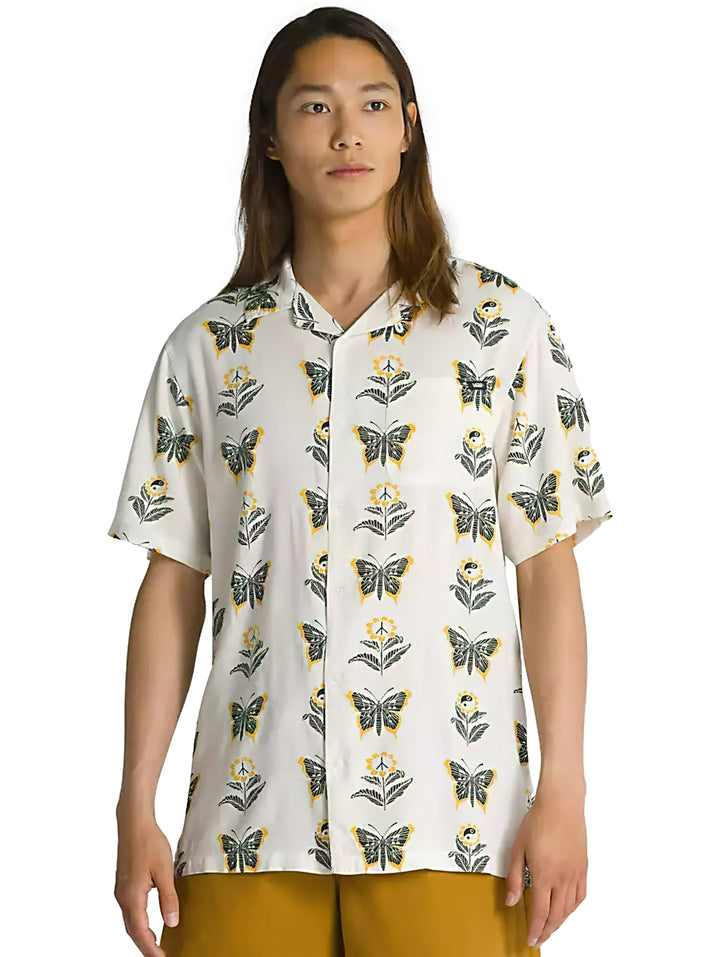 Camisa Vans color blanco antiguo con estampado de mariposas y flores en tonos amarillo y negro, manga corta.