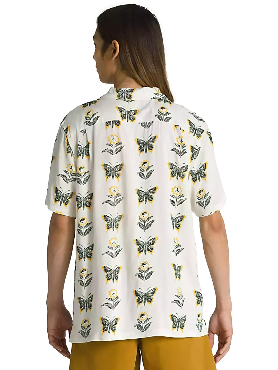 Camisa Vans color blanco antiguo con estampado de mariposas y flores en tonos amarillo y negro, manga corta.