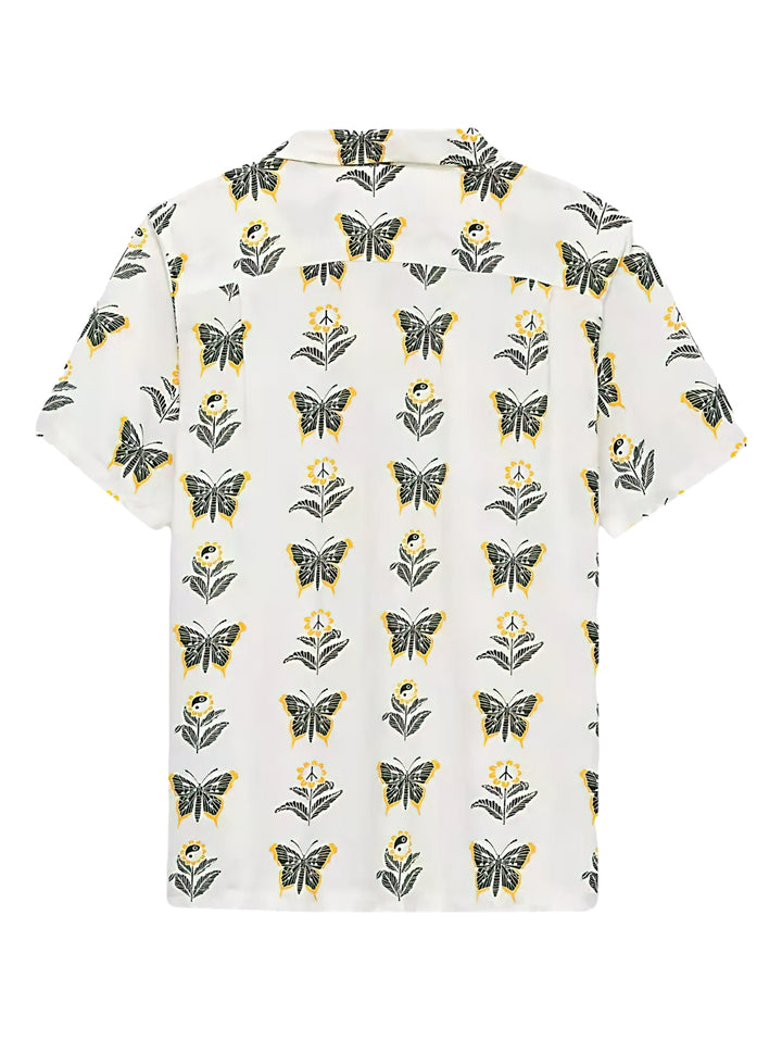 Camisa Vans color blanco antiguo con estampado de mariposas y flores en tonos amarillo y negro, manga corta.