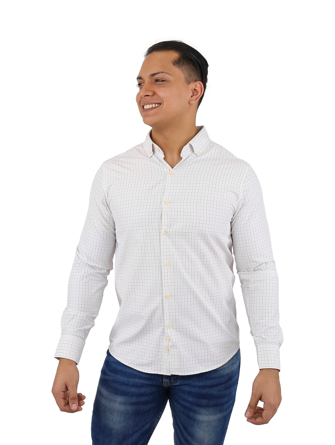 Hombre vistiendo camisa blanca de manga larga con estampado de cuadros rojos.