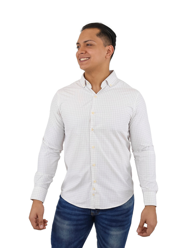 Hombre vistiendo camisa blanca de manga larga con estampado de cuadros rojos.