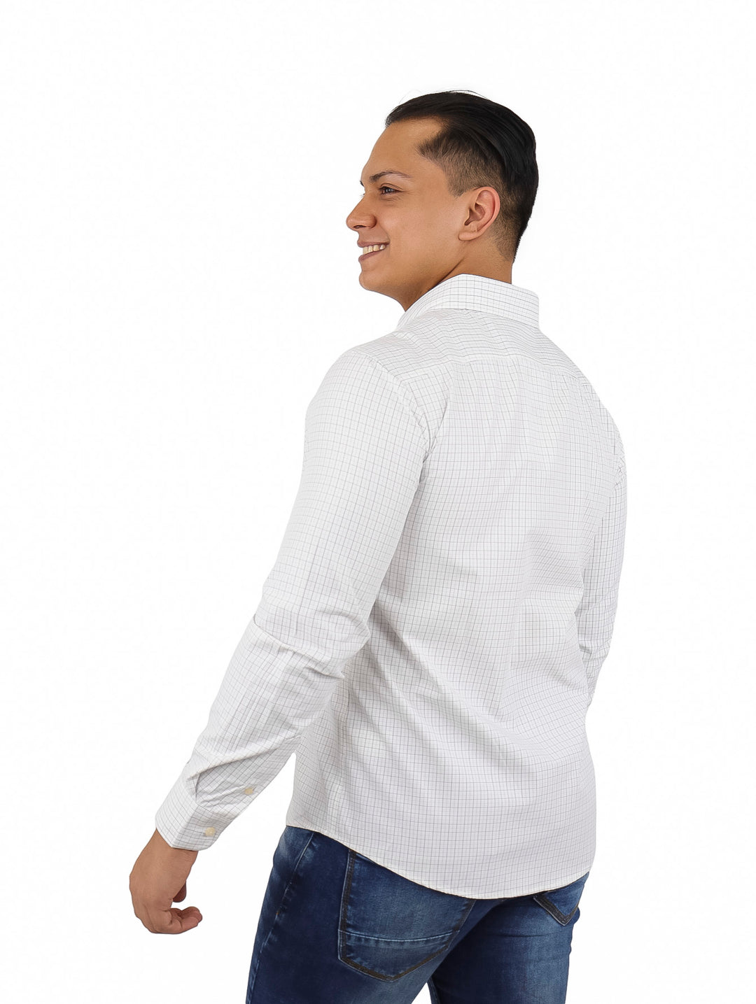 Hombre vistiendo camisa blanca de manga larga con estampado de cuadros rojos.