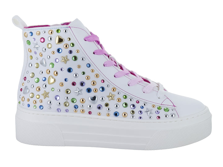 Tenis blancos de bota con plataforma, decorados con pedrería multicolor y cordones rosas.