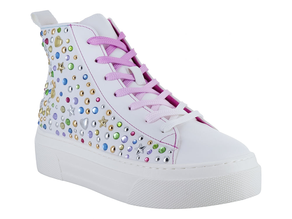 Tenis blancos de bota con plataforma, decorados con pedrería multicolor y cordones rosas.