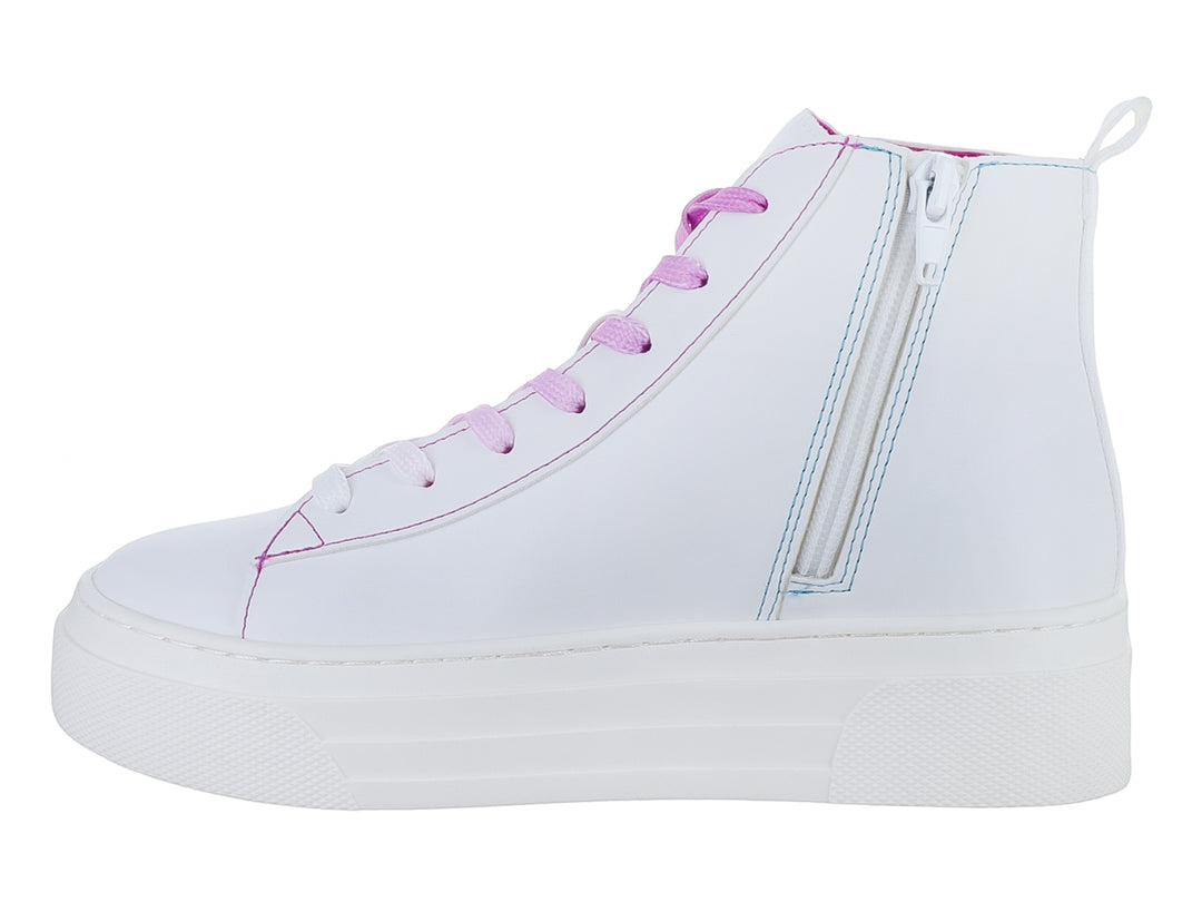 Tenis blancos de bota con plataforma, decorados con pedrería multicolor y cordones rosas.