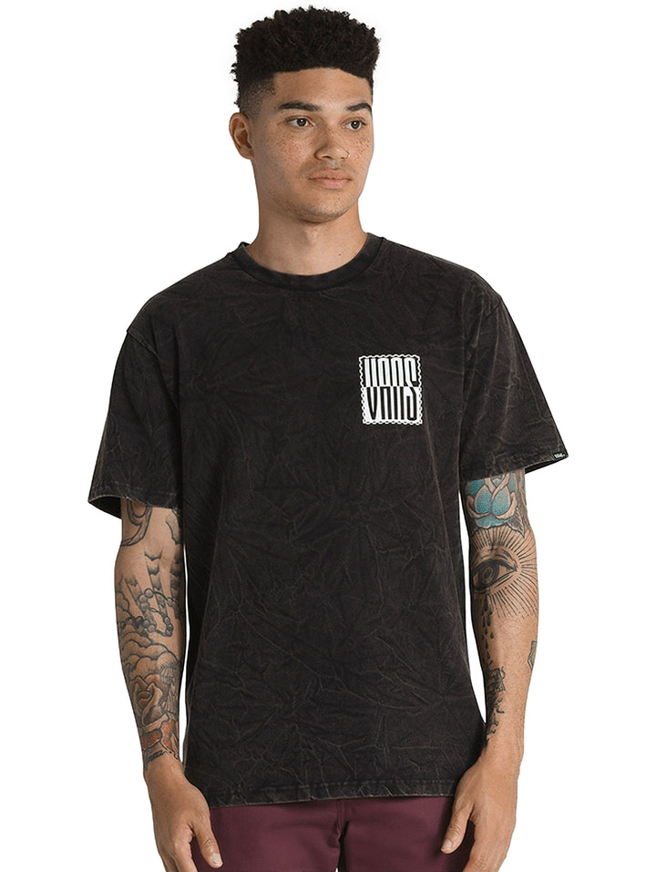 Camiseta negra de manga corta con efecto tie-dye y logotipo blanco de Vans en el pecho.