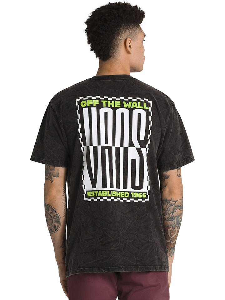 Camiseta negra de manga corta con efecto tie-dye y logotipo blanco de Vans en el pecho.