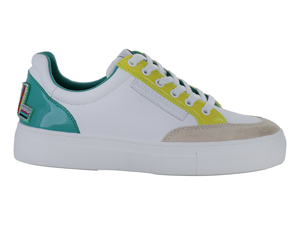 Tenis blancos Karl Lagerfeld con detalles en amarillo, aqua y beige, suela blanca ancha y agujetas blancas.