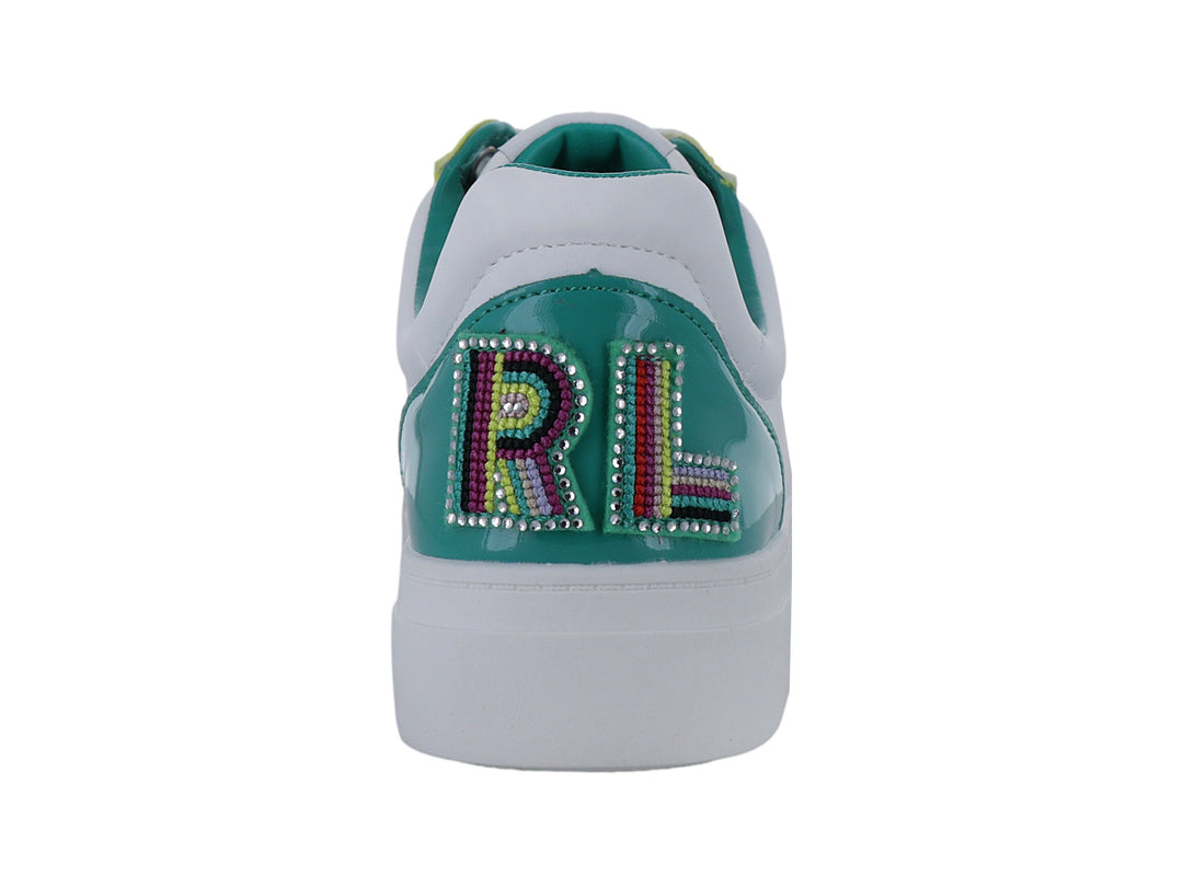 Tenis blancos Karl Lagerfeld con detalles en amarillo, aqua y beige, suela blanca ancha y agujetas blancas.