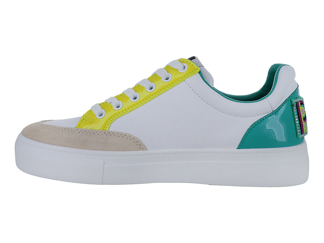 Tenis blancos Karl Lagerfeld con detalles en amarillo, aqua y beige, suela blanca ancha y agujetas blancas.
