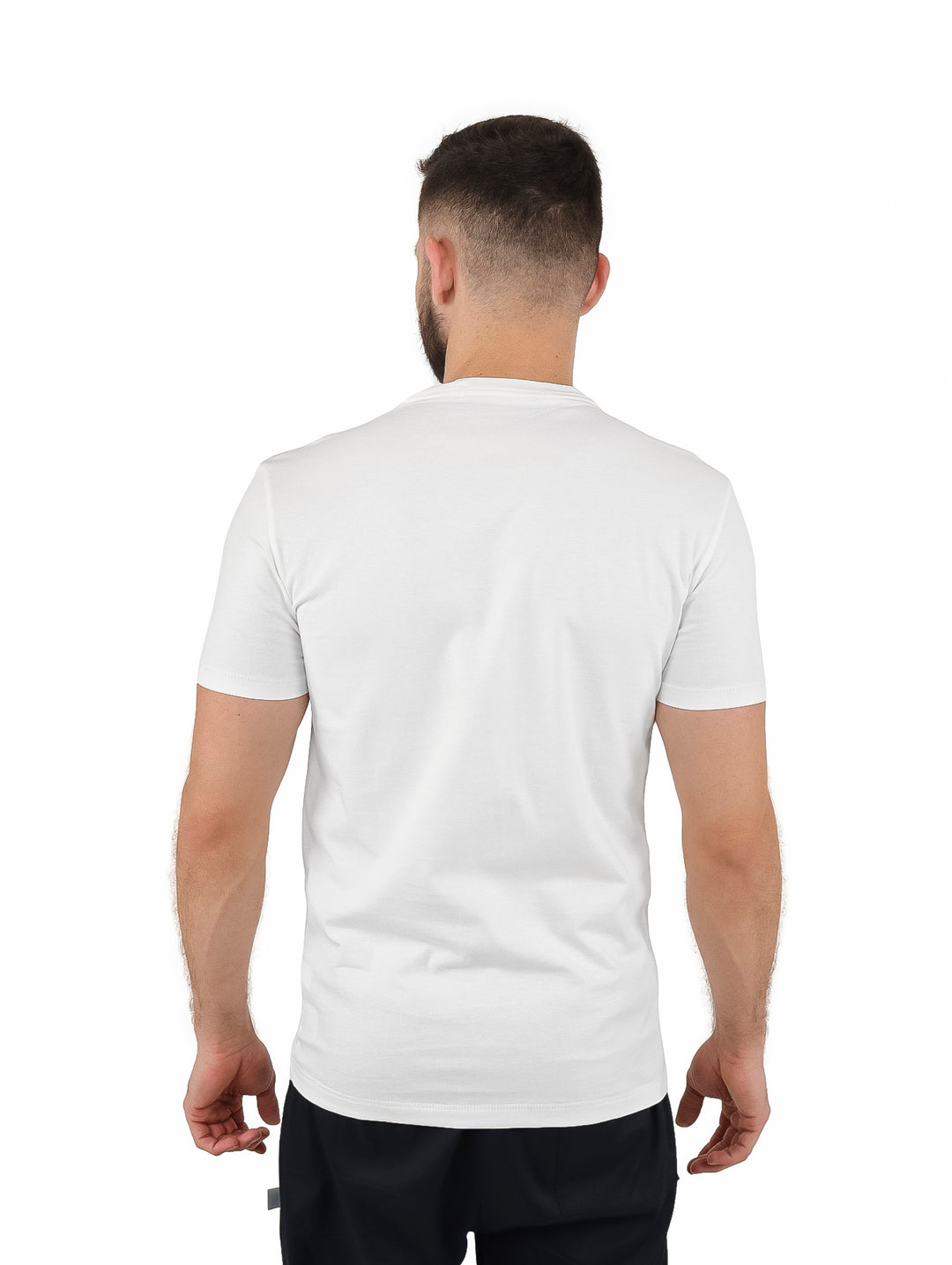 Hombre vistiendo una camiseta blanca de manga corta con el logo de Calvin Klein Jeans en el pecho.