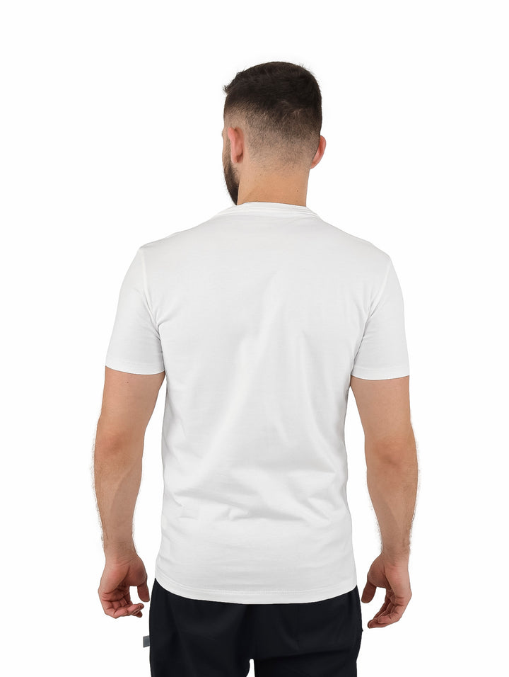 Hombre vistiendo una camiseta blanca de manga corta con el logo de Calvin Klein Jeans en el pecho.