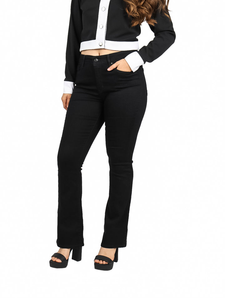 Mujer vistiendo pantalones negros de corte bootcut y tiro medio.