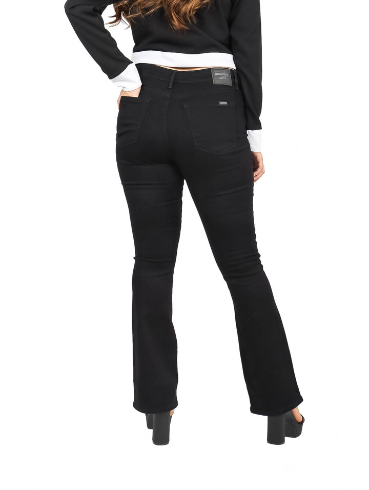 Mujer vistiendo pantalones negros de corte bootcut y tiro medio.