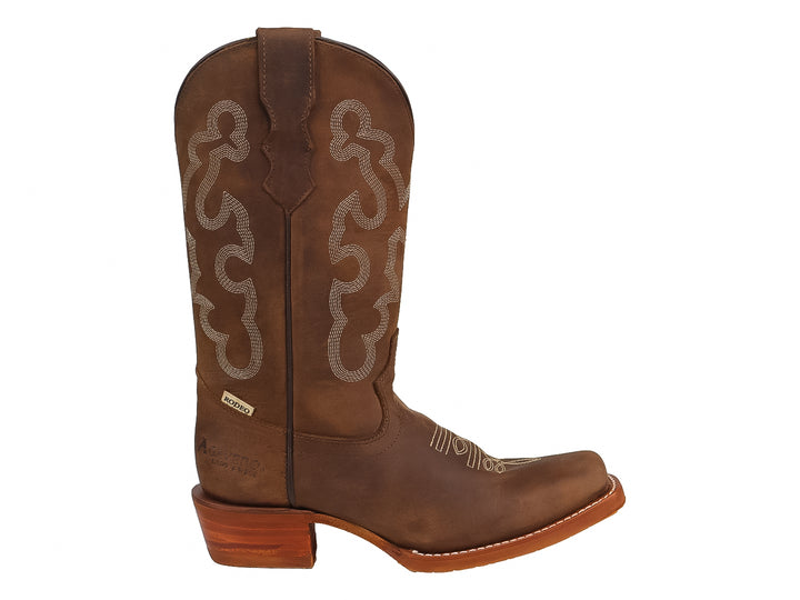 Bota vaquera para mujer en color café tan con bordados decorativos y tacón.
