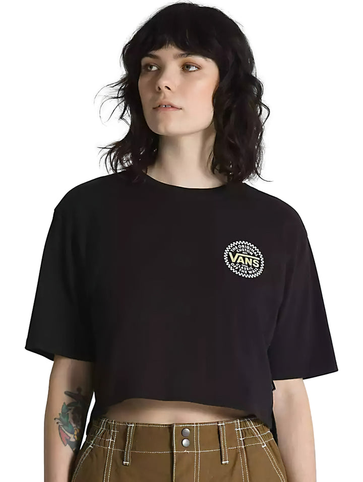 Mujer vistiendo una camiseta crop top color negro de la marca Vans con un logo circular blanco en el pecho.