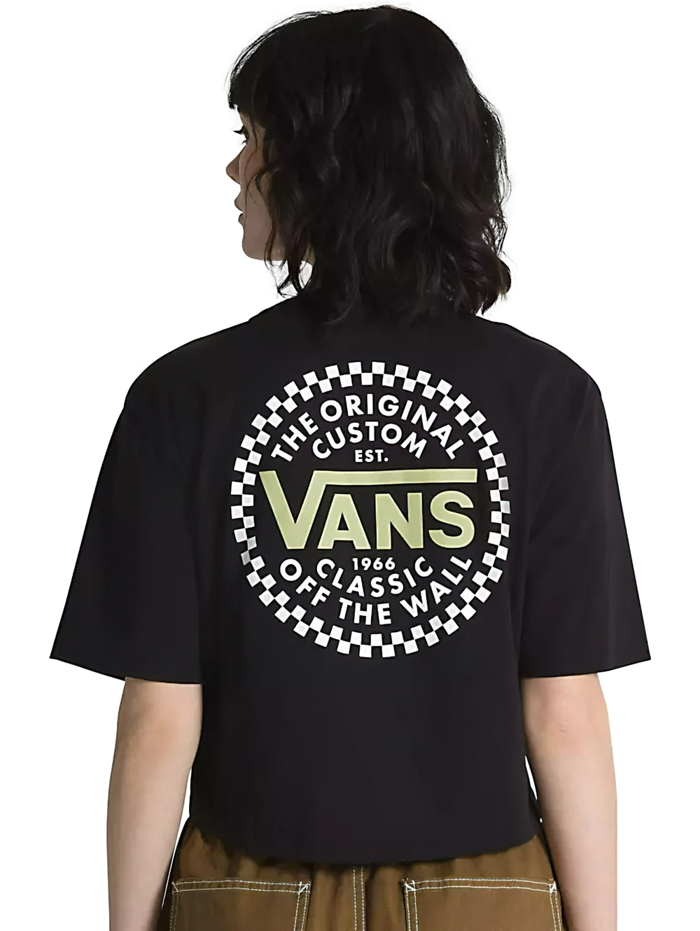 Mujer vistiendo una camiseta crop top color negro de la marca Vans con un logo circular blanco en el pecho.