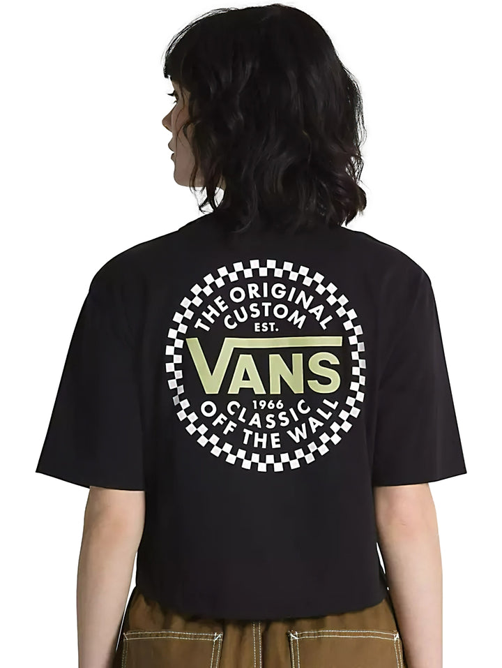 Mujer vistiendo una camiseta crop top color negro de la marca Vans con un logo circular blanco en el pecho.
