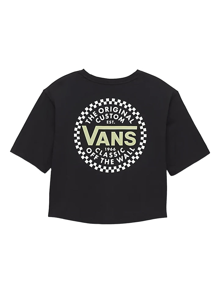 Mujer vistiendo una camiseta crop top color negro de la marca Vans con un logo circular blanco en el pecho.