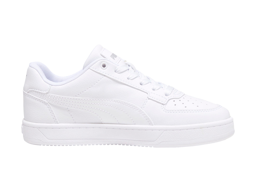 Tenis PUMA blancos para niños modelo Caven 2.0 JR con suela plana y cordones.