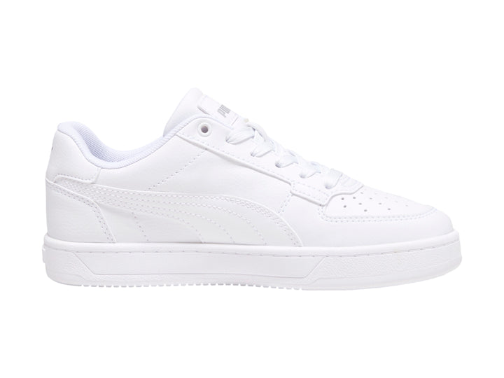 Tenis PUMA blancos para niños modelo Caven 2.0 JR con suela plana y cordones.