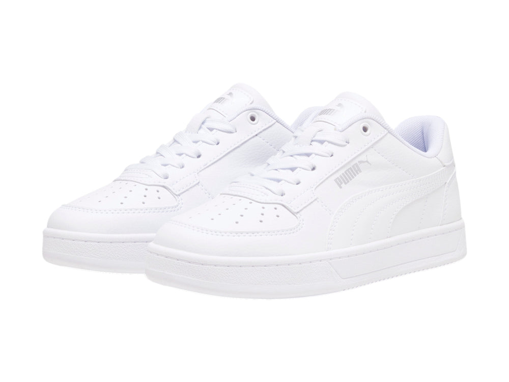 Tenis PUMA blancos para niños modelo Caven 2.0 JR con suela plana y cordones.