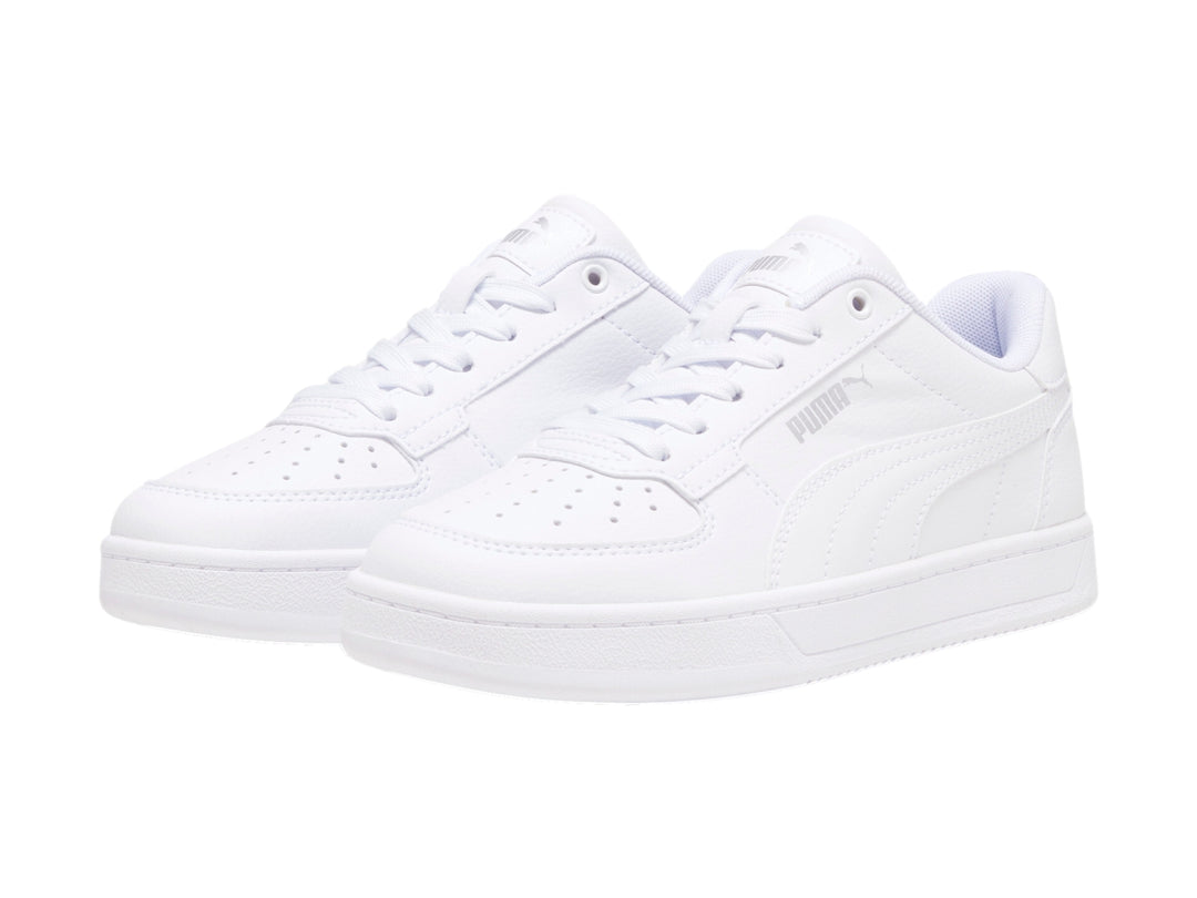 Tenis PUMA blancos para niños modelo Caven 2.0 JR con suela plana y cordones.