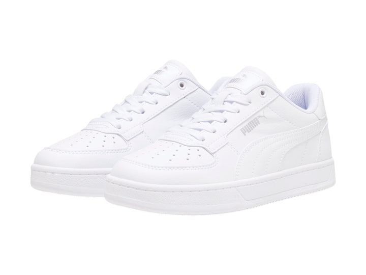 Tenis PUMA blancos para niños modelo Caven 2.0 JR con suela plana y cordones.