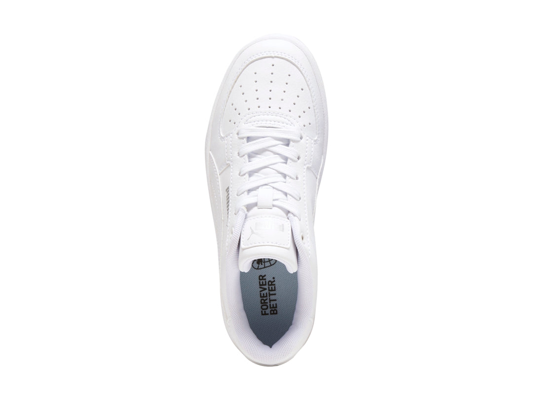 Tenis PUMA blancos para niños modelo Caven 2.0 JR con suela plana y cordones.