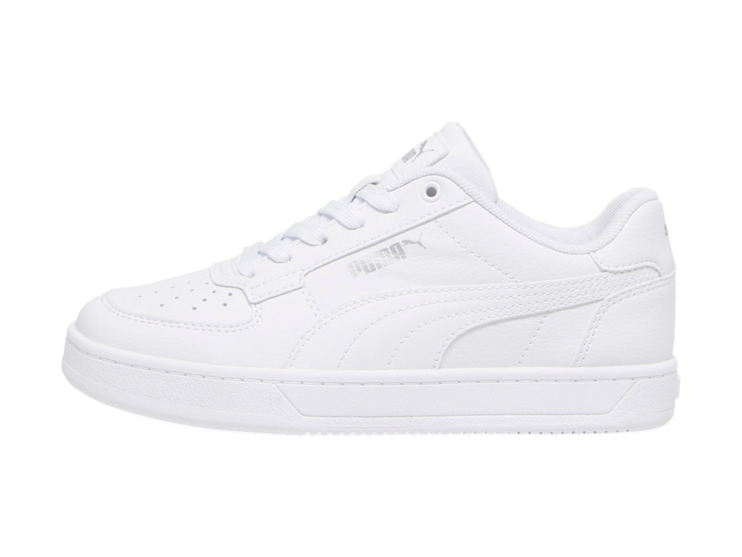 Tenis PUMA blancos para niños modelo Caven 2.0 JR con suela plana y cordones.