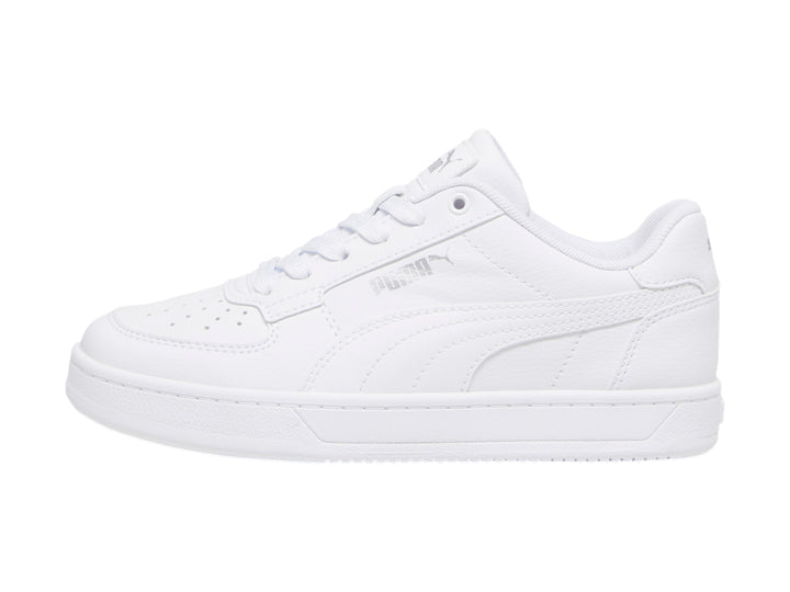 Tenis PUMA blancos para niños modelo Caven 2.0 JR con suela plana y cordones.