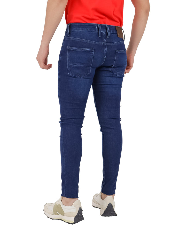 Pantalones jeans ajustados de color azul oscuro para hombre.
