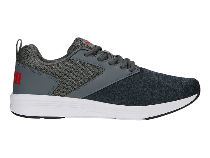 Tenis PUMA NRGY COMET color gris oscuro con suela blanca y logo rojo lateral.