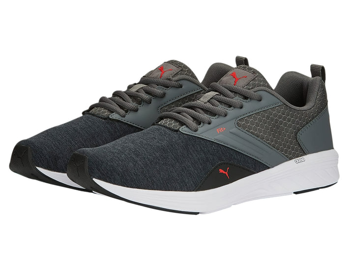 Tenis PUMA NRGY COMET color gris oscuro con suela blanca y logo rojo lateral.
