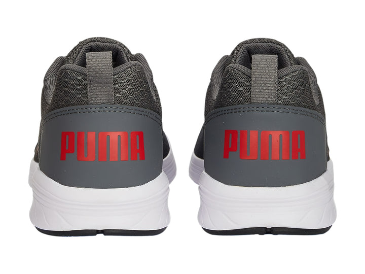 Tenis PUMA NRGY COMET color gris oscuro con suela blanca y logo rojo lateral.