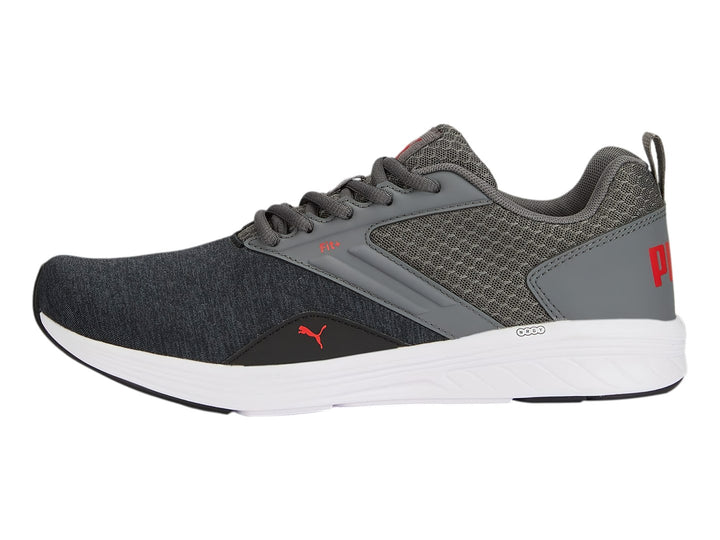 Tenis PUMA NRGY COMET color gris oscuro con suela blanca y logo rojo lateral.