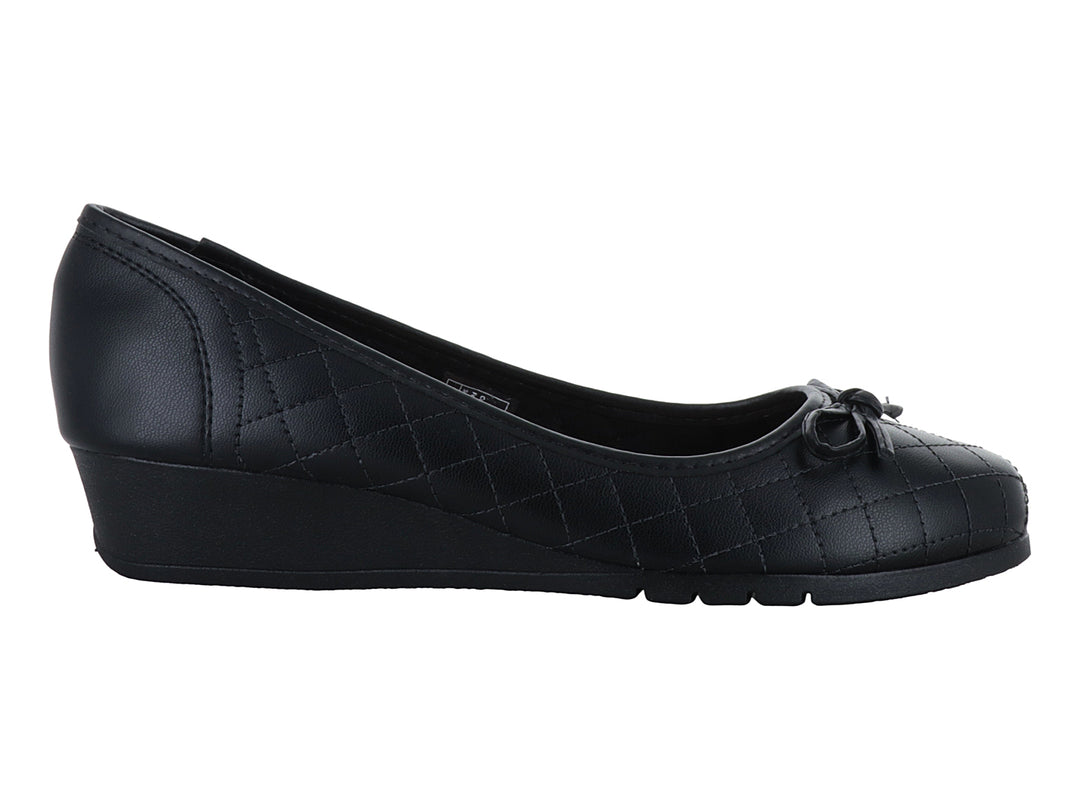 Zapato plano negro para mujer con textura acolchada en rombos y un pequeño moño decorativo al frente.