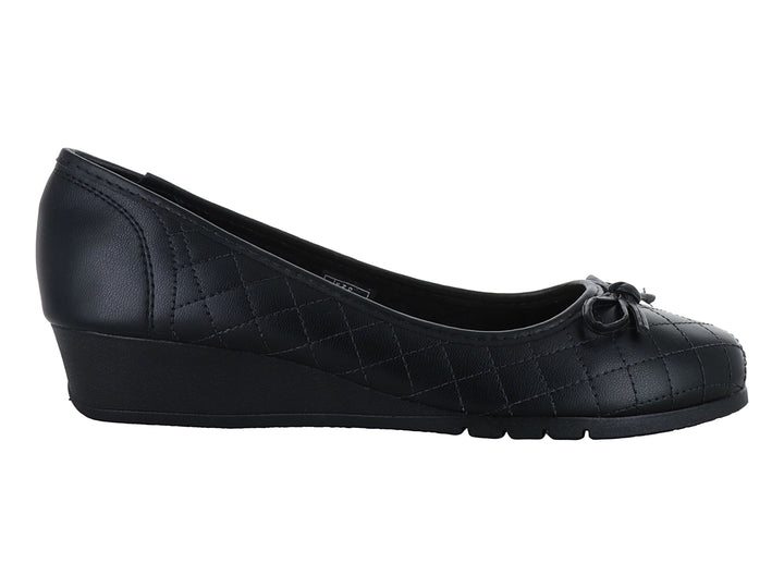 Zapato plano negro para mujer con textura acolchada en rombos y un pequeño moño decorativo al frente.