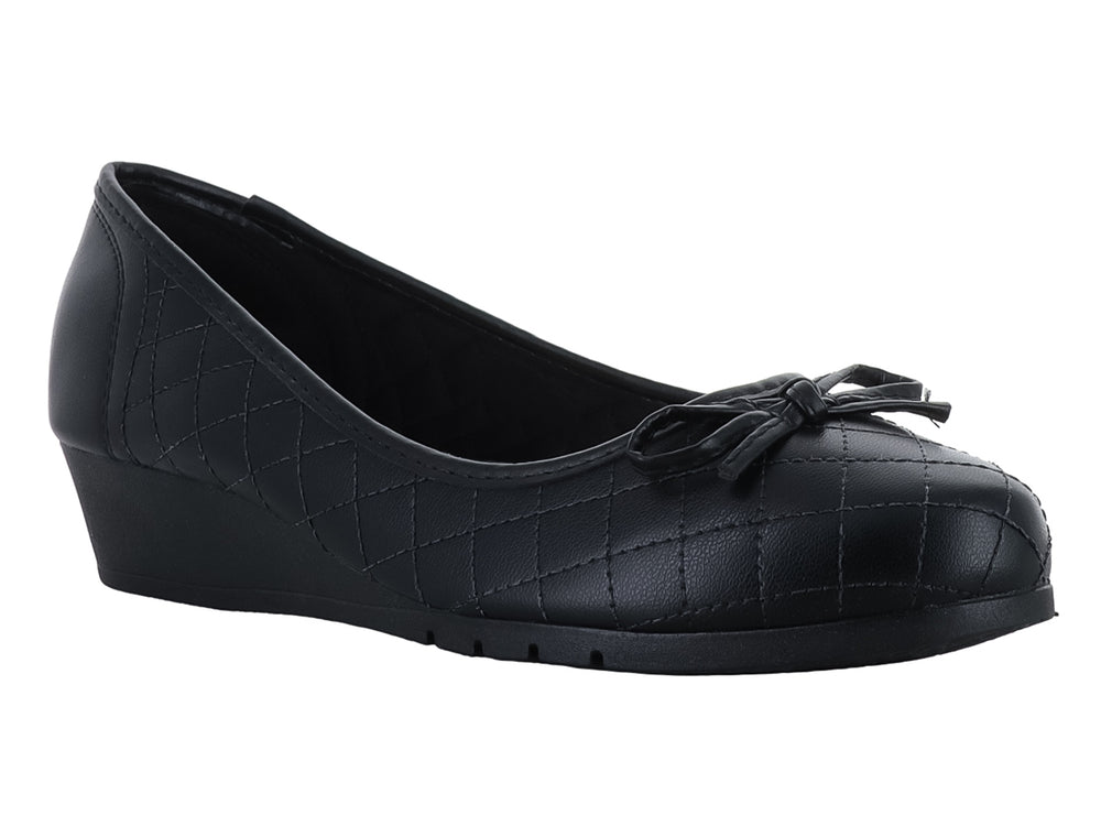 Zapato plano negro para mujer con textura acolchada en rombos y un pequeño moño decorativo al frente.